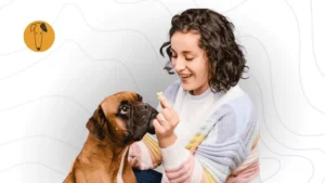 Mujer entrenando a un perro con refuerzo positivo